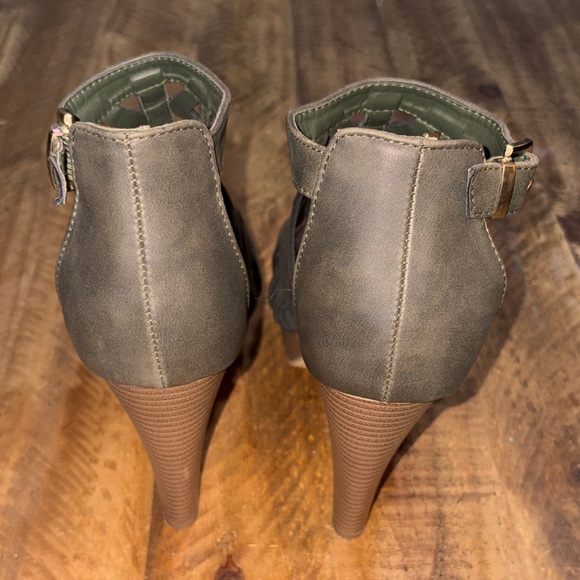 Elegant Olive Cutout Women's Heels - Picture 4 of 8